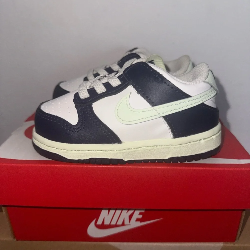 Nike Kids White and Navy Low-Top Sneakers with Light Green Accents